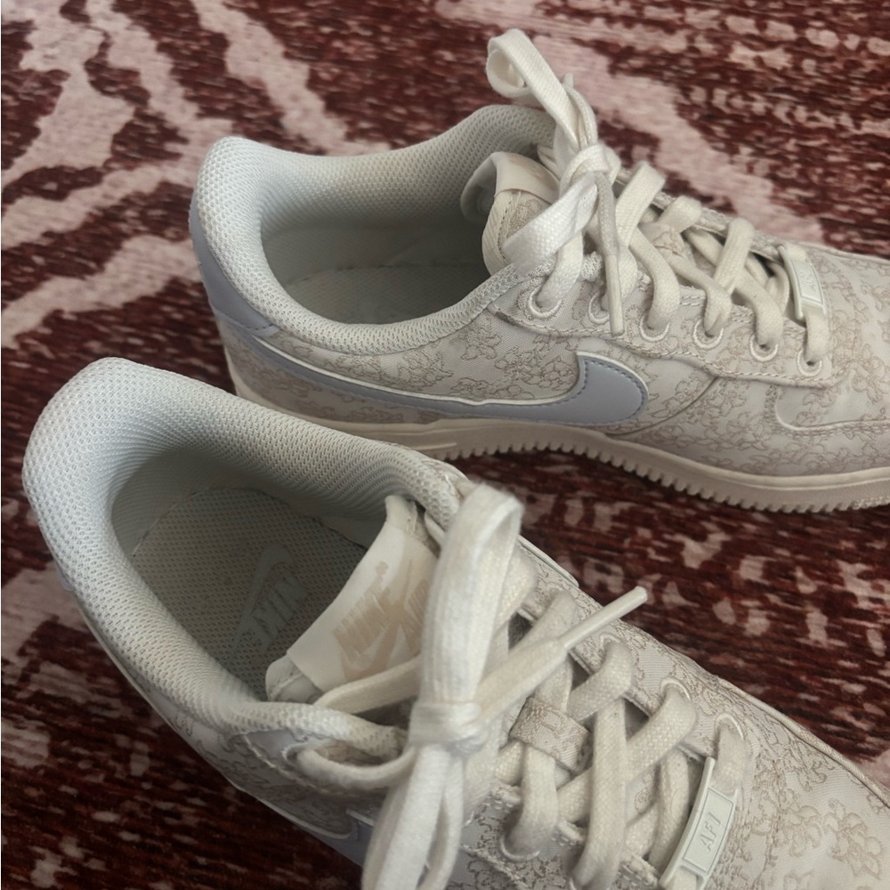 Nike Women’s Air Force 1 ‘07 SE Shoe floral white NWOT - Picture 4 of 7